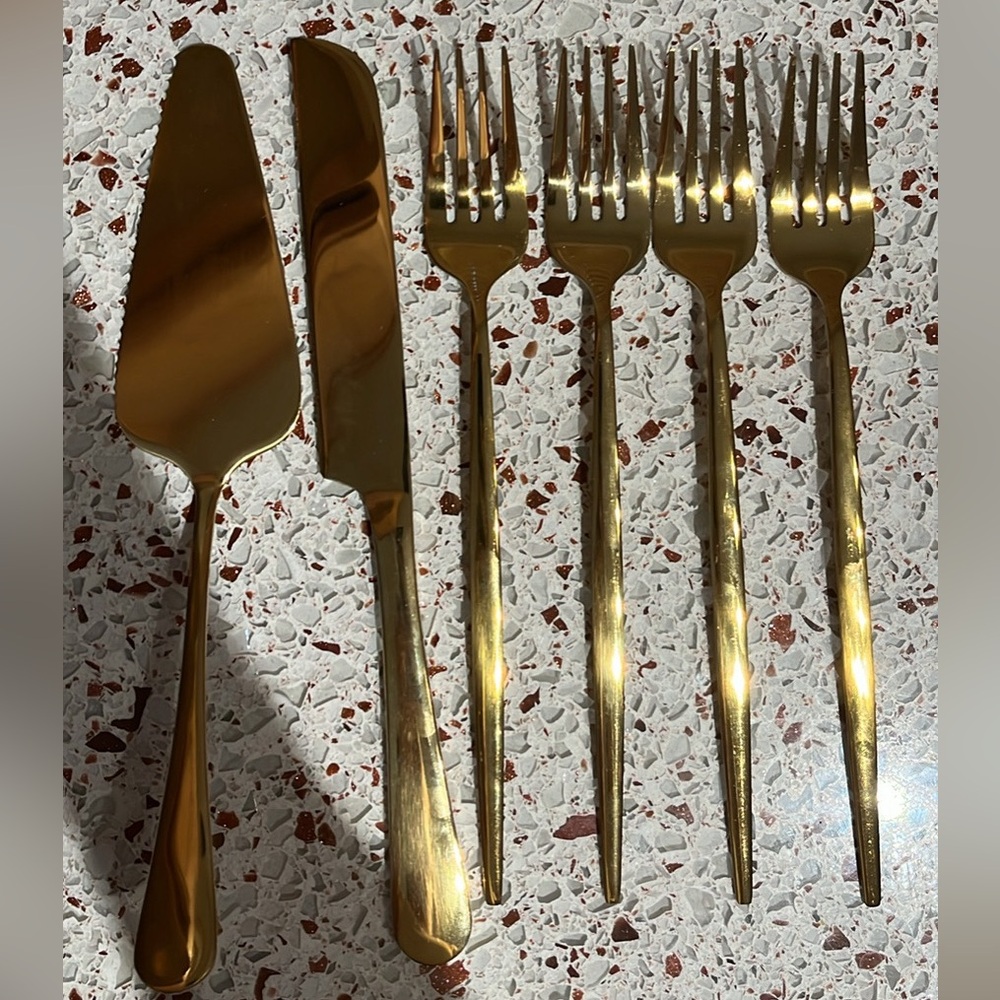Gold cake cutting set with 4 forks